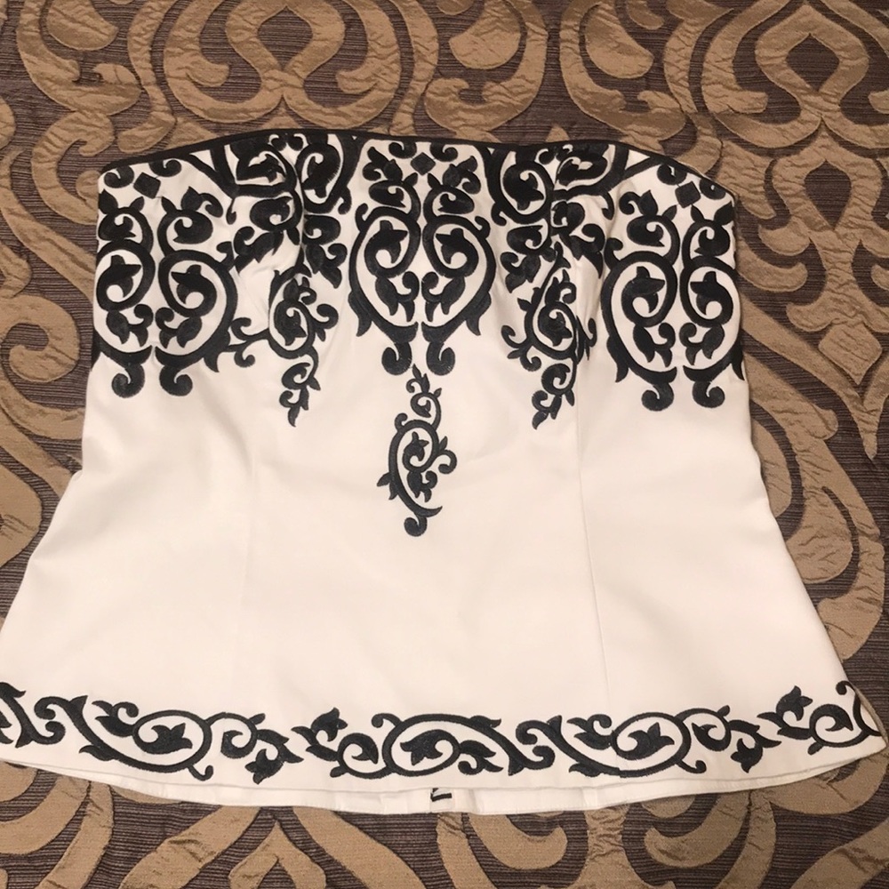 White House black market white/black corset top 😍